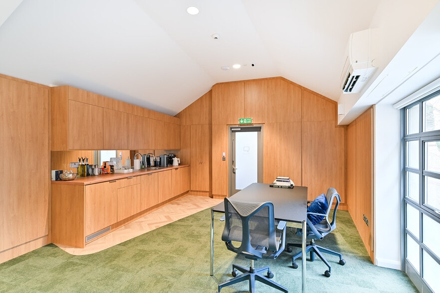 12 & 12A Argyle Walk- Tankerton Works portfolio of 2 properties for sale on LoopNet.ca - Interior Photo - Image 3 of 15