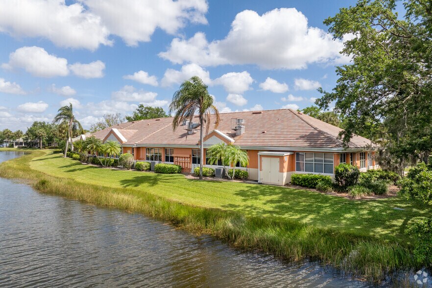 11940 Fairway Lakes Dr, Fort Myers, FL à vendre - Photo du bâtiment - Image 3 de 5