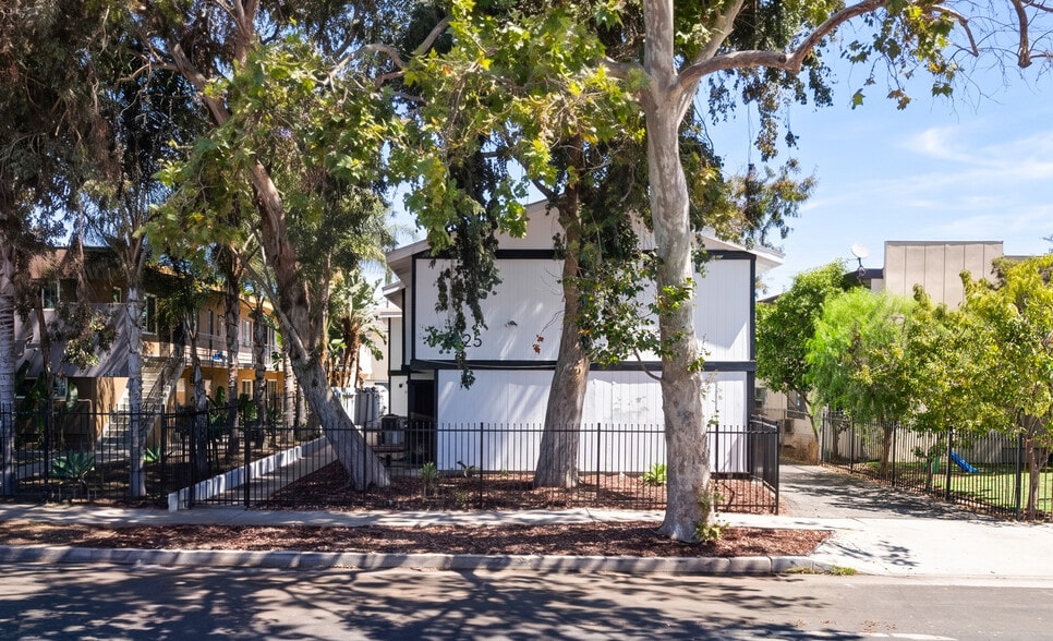 11425 Tiara St, North Hollywood, CA for sale - Primary Photo - Image 1 of 13