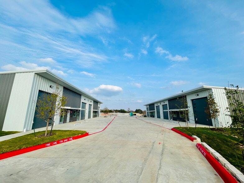 1304 Leander Dr, Leander, TX for lease - Building Photo - Image 2 of 19
