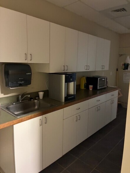 160 S Turnpike Rd, Wallingford, CT à louer - Photo du bâtiment - Image 3 de 15