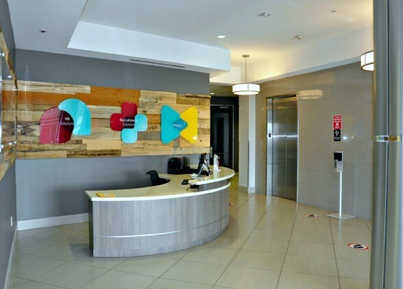 7102 N Sam Houston Pky W, Houston, TX à vendre - Hall d’entrée - Image 2 de 6