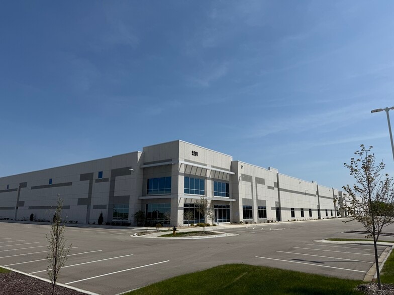 5201 Dean Lakes Blvd, Shakopee, MN for lease - Building Photo - Image 2 of 4