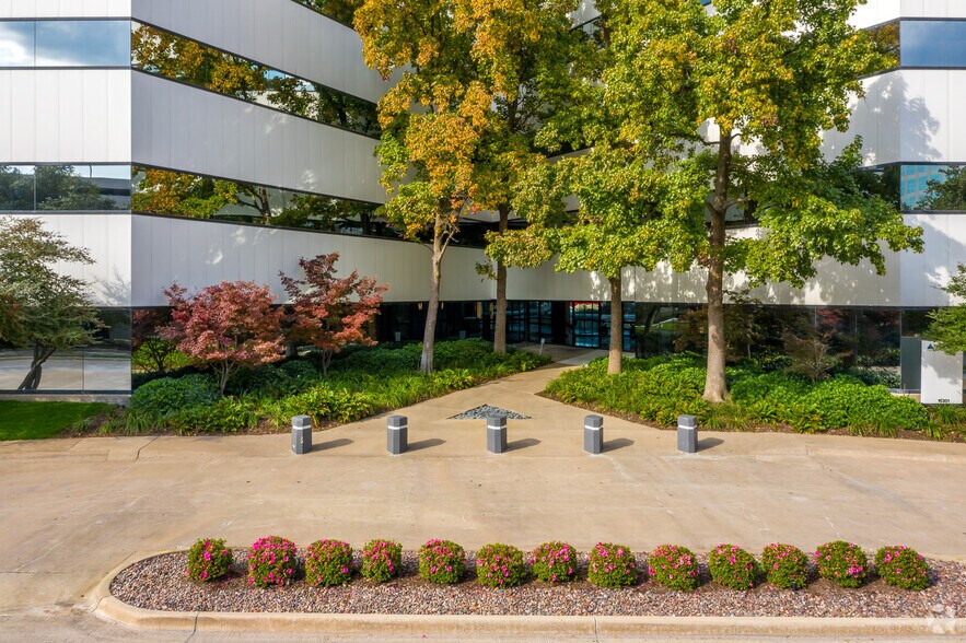 15301 Spectrum Dr, Addison, TX à louer - Photo du bâtiment - Image 2 de 4