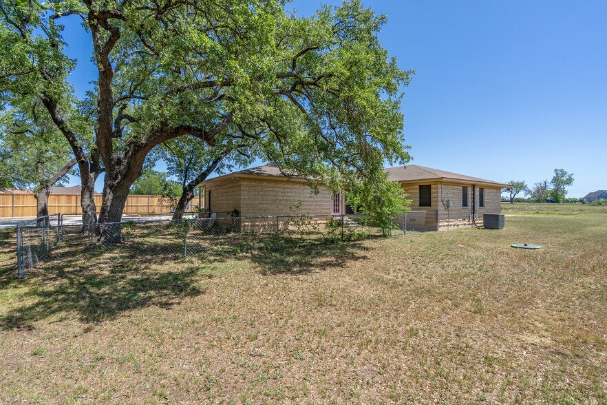1353 Main St, Liberty Hill, TX à vendre - Photo du bâtiment - Image 3 de 42