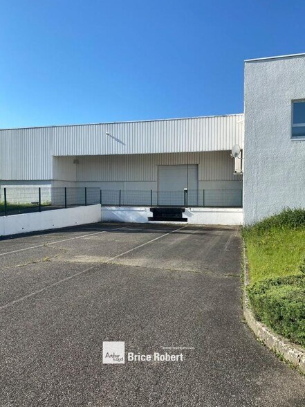 68 Avenue Des Freres Montgolfier, Genas à louer - Photo du bâtiment - Image 2 de 6