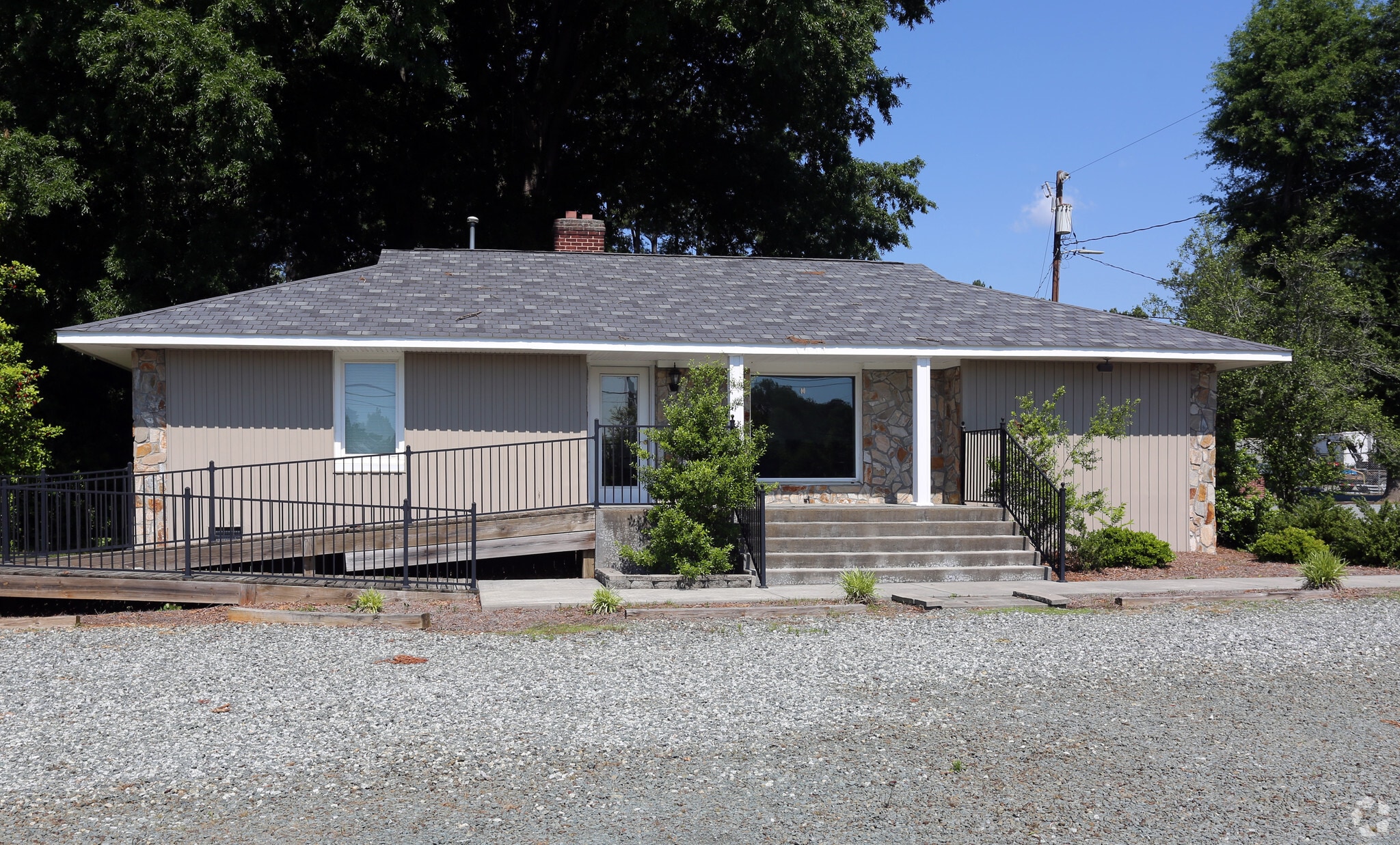 Alamance Rd portfolio of 2 properties for sale on LoopNet.ca Primary Photo- Image 1 of 2