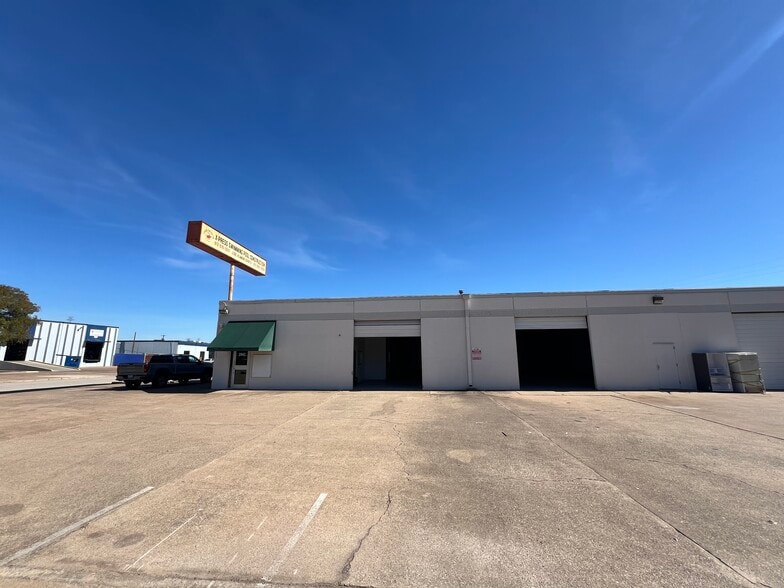 7336 Dogwood Park Dr, Richland Hills, TX for lease - Building Photo - Image 3 of 11
