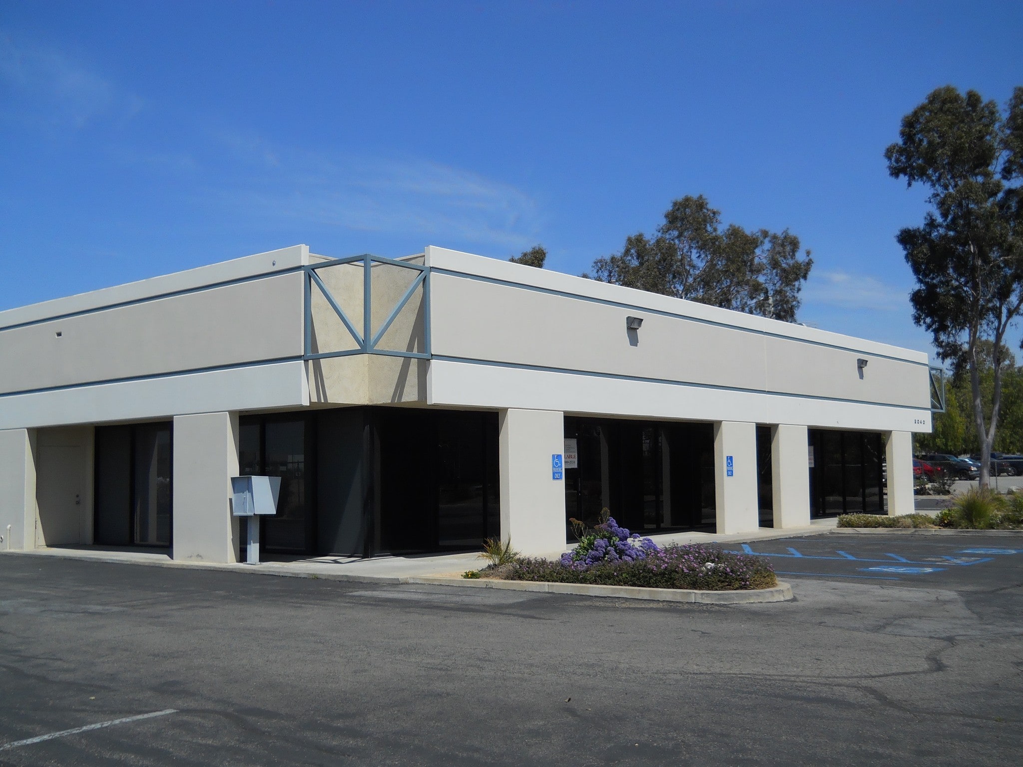 2040 Eastridge Ave, Riverside, CA à louer Photo du bâtiment- Image 1 de 14
