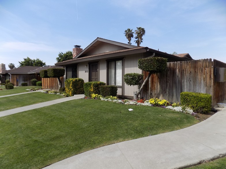 2812 N Half Moon Dr, Bakersfield, CA for sale - Primary Photo - Image 2 of 8