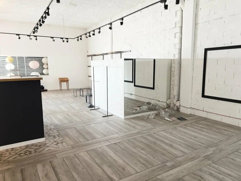 Retail in Vitrolles for lease - Building Photo - Image 1 of 4