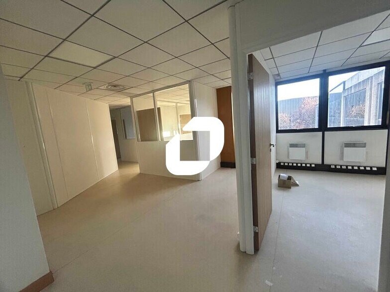 Office in Argenteuil for lease - Interior Photo - Image 2 of 9