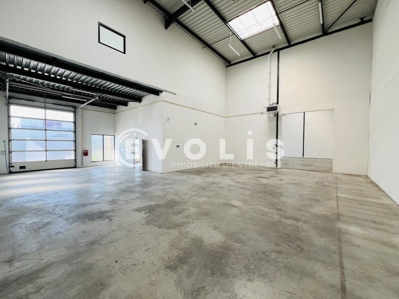 Flex in Collégien for lease - Interior Photo - Image 2 of 10