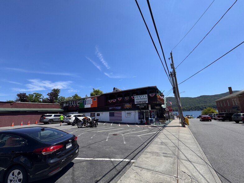 Established Restaurant and Tavern portefeuille de 2 propriétés à vendre sur LoopNet.ca - Photo du bâtiment - Image 2 de 15