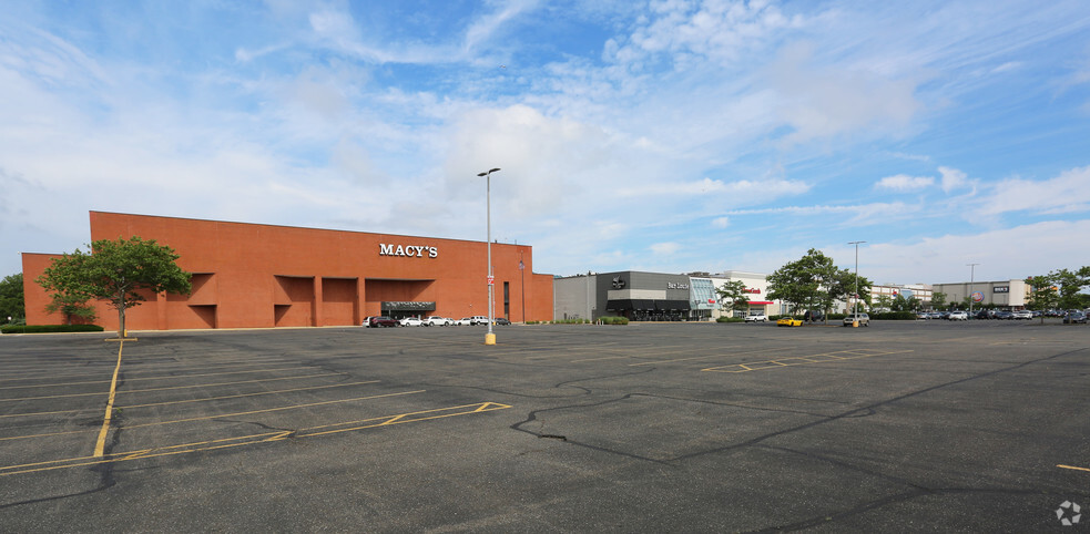 1 Sunrise Mall, Massapequa, NY for sale - Primary Photo - Image 1 of 1