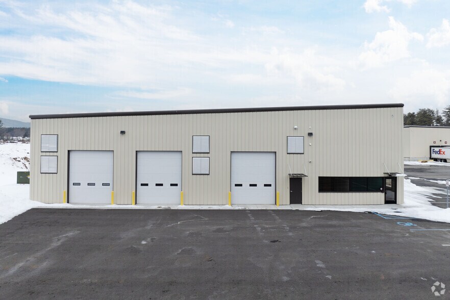 25 Native Dr, Queensbury, NY à vendre - Photo du bâtiment - Image 3 de 8