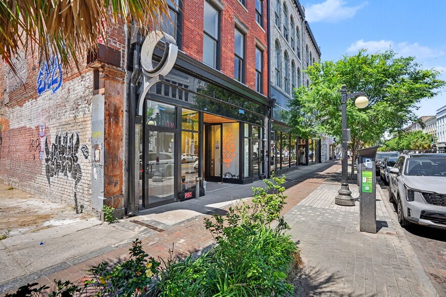 217-221 W Broughton St, Savannah, GA à louer - Photo du bâtiment - Image 2 de 5