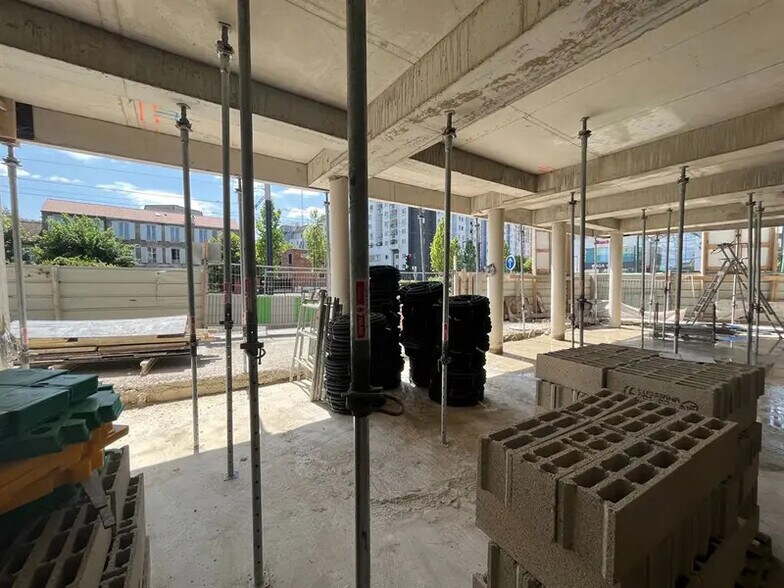 Commerce de détail dans Épinay-sur-Seine à louer - Photo de construction - Image 2 de 3