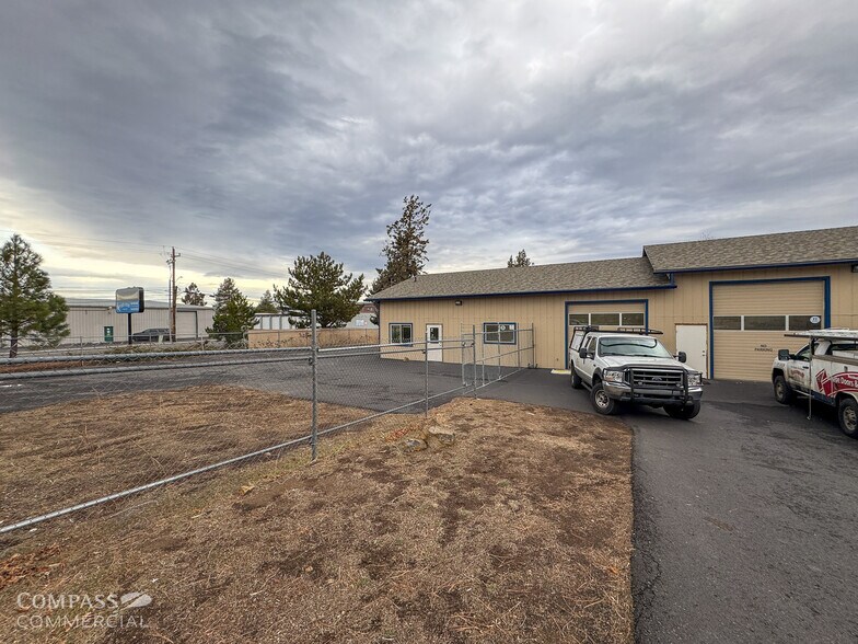 902 SE Textron Dr, Bend, OR à louer - Photo du bâtiment - Image 3 de 5