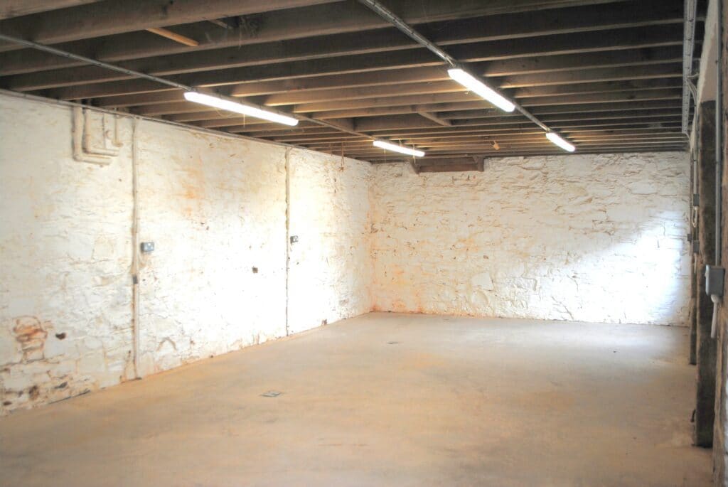 Flex in Montrose for lease Interior Photo- Image 1 of 5