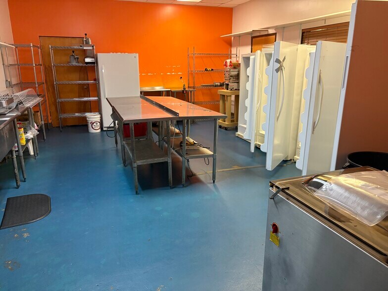 810 Kokomo Rd, Haiku, HI for lease - Interior Photo - Image 2 of 13