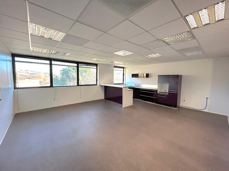 Rue Jean Jacques Vernazza, Marseille for lease - Interior Photo - Image 3 of 10