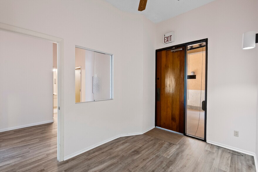 900 SE Ocean Blvd, Stuart, FL à louer - Photo intérieure - Image 3 de 27