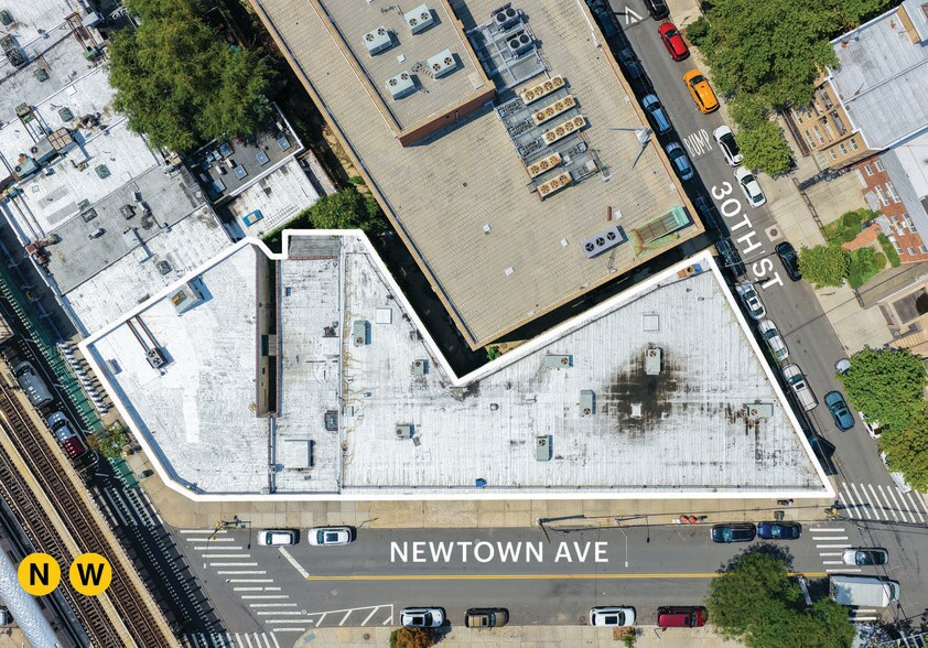 30-02 Newton Ave, Astoria, NY à vendre - Photo du bâtiment - Image 3 de 4
