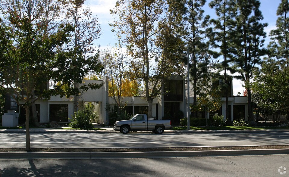554 E Foothill Blvd, San Dimas, CA à louer - Photo du bâtiment - Image 3 de 5