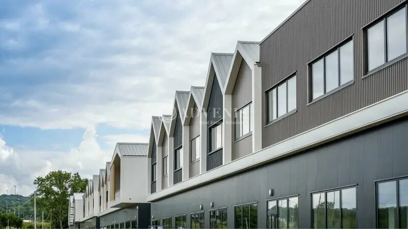 Flex in Aubergenville for sale - Building Photo - Image 1 of 12