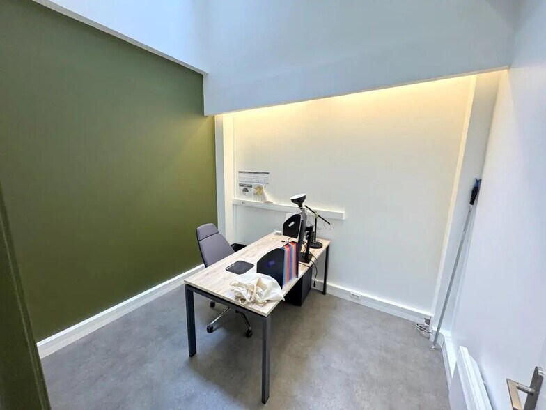 Office in Versailles for lease - Interior Photo - Image 2 of 12