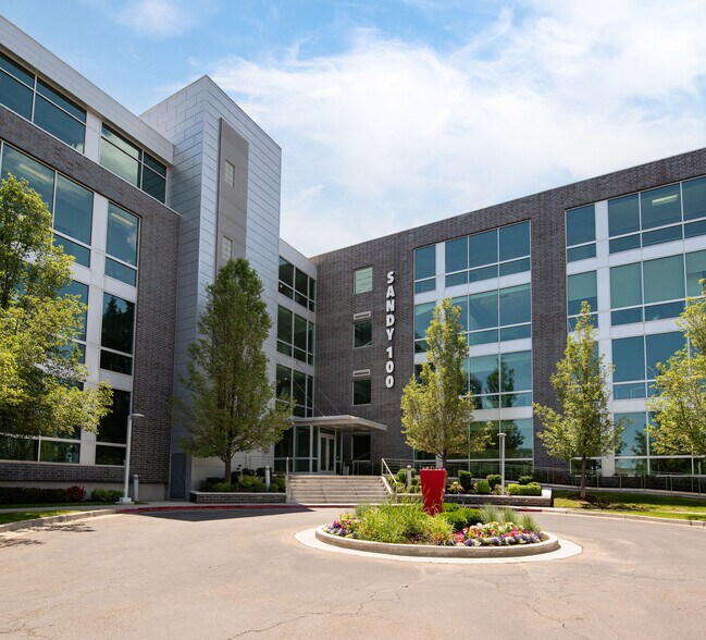 9980 S 300 W, Sandy, UT à louer - Photo du bâtiment - Image 1 de 11