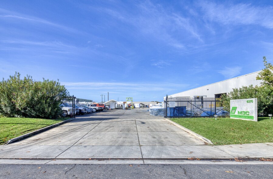 6370 Sky Creek Dr, Sacramento, CA à louer - Photo du bâtiment - Image 2 de 14