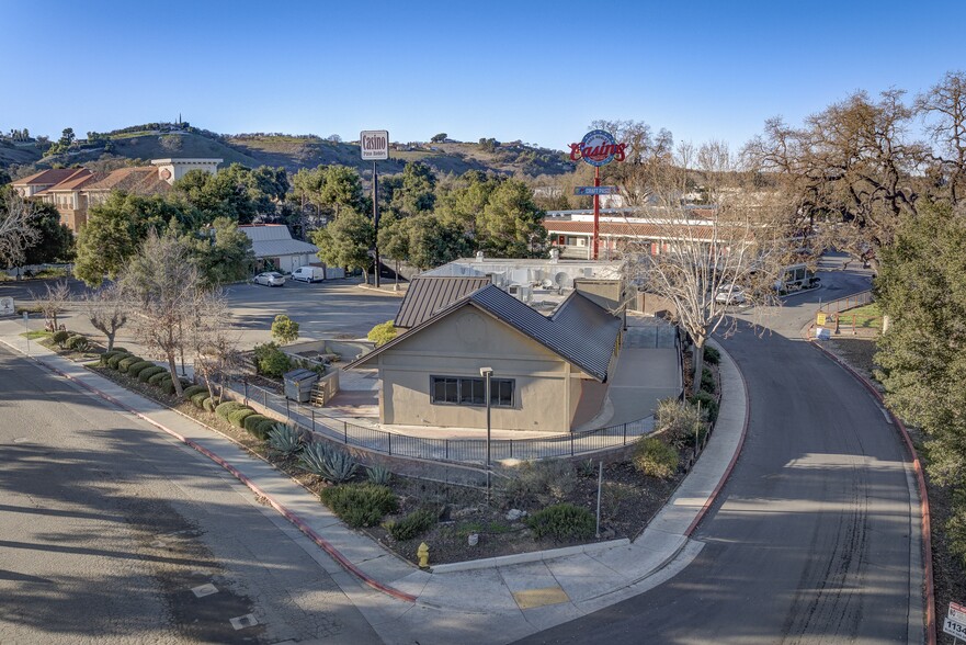 1144 Black Oak Dr, Paso Robles, CA à vendre - Photo du bâtiment - Image 1 de 18