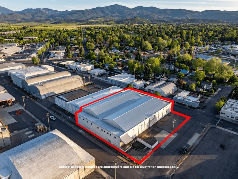 715 S Grape St, Medford, OR à vendre - Photo du bâtiment - Image 1 de 40