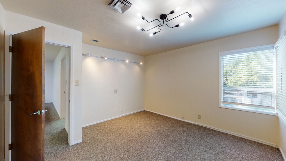 1300 West St, Redding, CA for lease - Interior Photo - Image 2 of 28