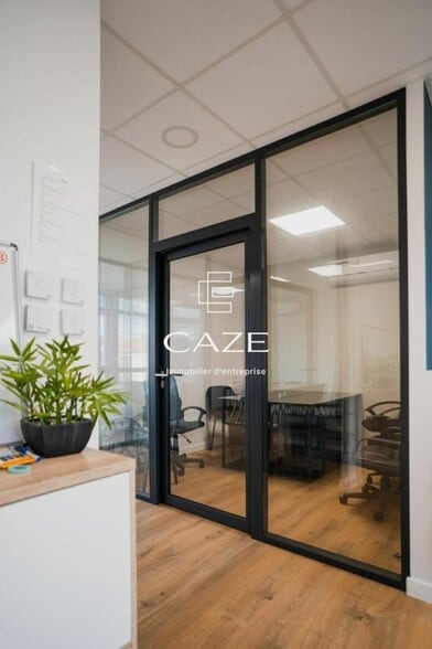 Office in Cenon for lease - Interior Photo - Image 2 of 7