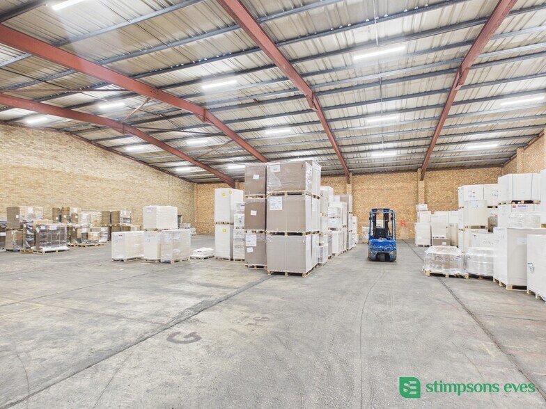 Unit 3 & 4, Ampthill Road, Bedford à louer - Photo du bâtiment - Image 2 de 36