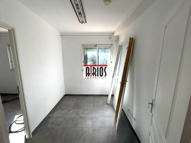 Office in LA MOUTONNE for lease - Interior Photo - Image 2 of 2