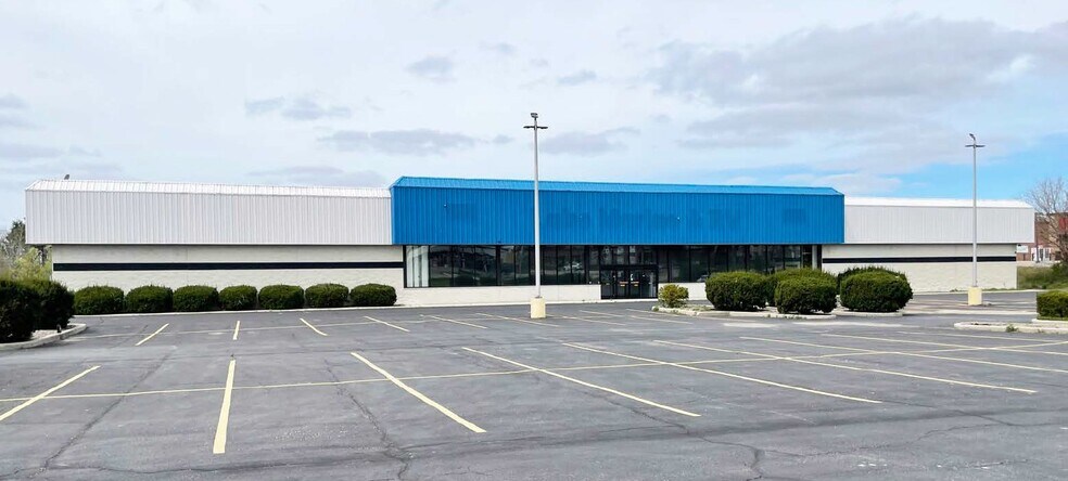 2050 S Eastwood Dr, Woodstock, IL à louer - Photo du bâtiment - Image 1 de 4