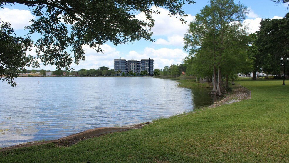 295 NE Ivanhoe Blvd, Orlando, FL à louer - Photo du bâtiment - Image 2 de 115