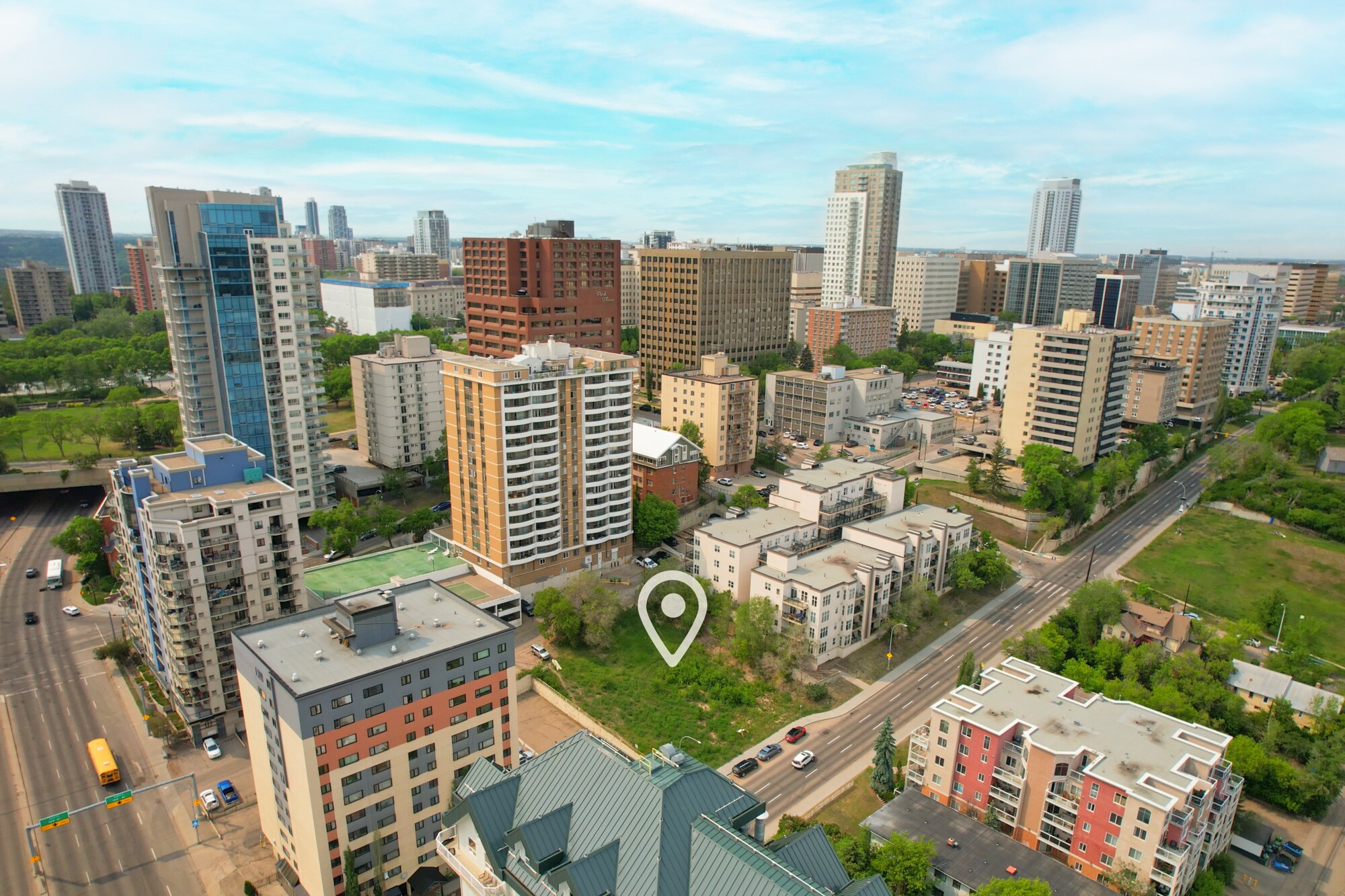 9724 105 St NW, Edmonton, AB à vendre Photo du bâtiment- Image 1 de 1