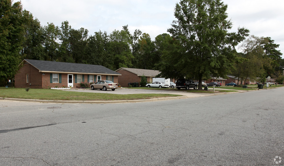 1601-1803 Snowden Dr, Wilson, NC for sale - Primary Photo - Image 1 of 4