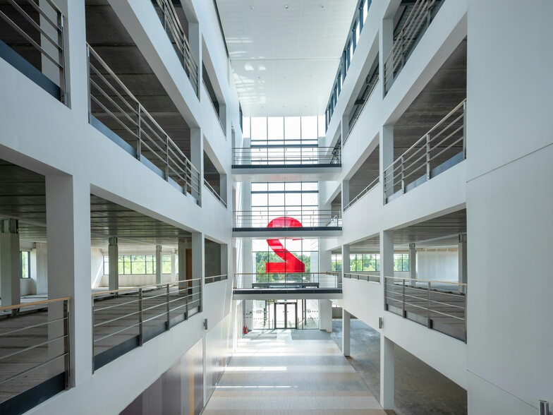 Parklands Ave, Holytown for lease - Building Photo - Image 3 of 9