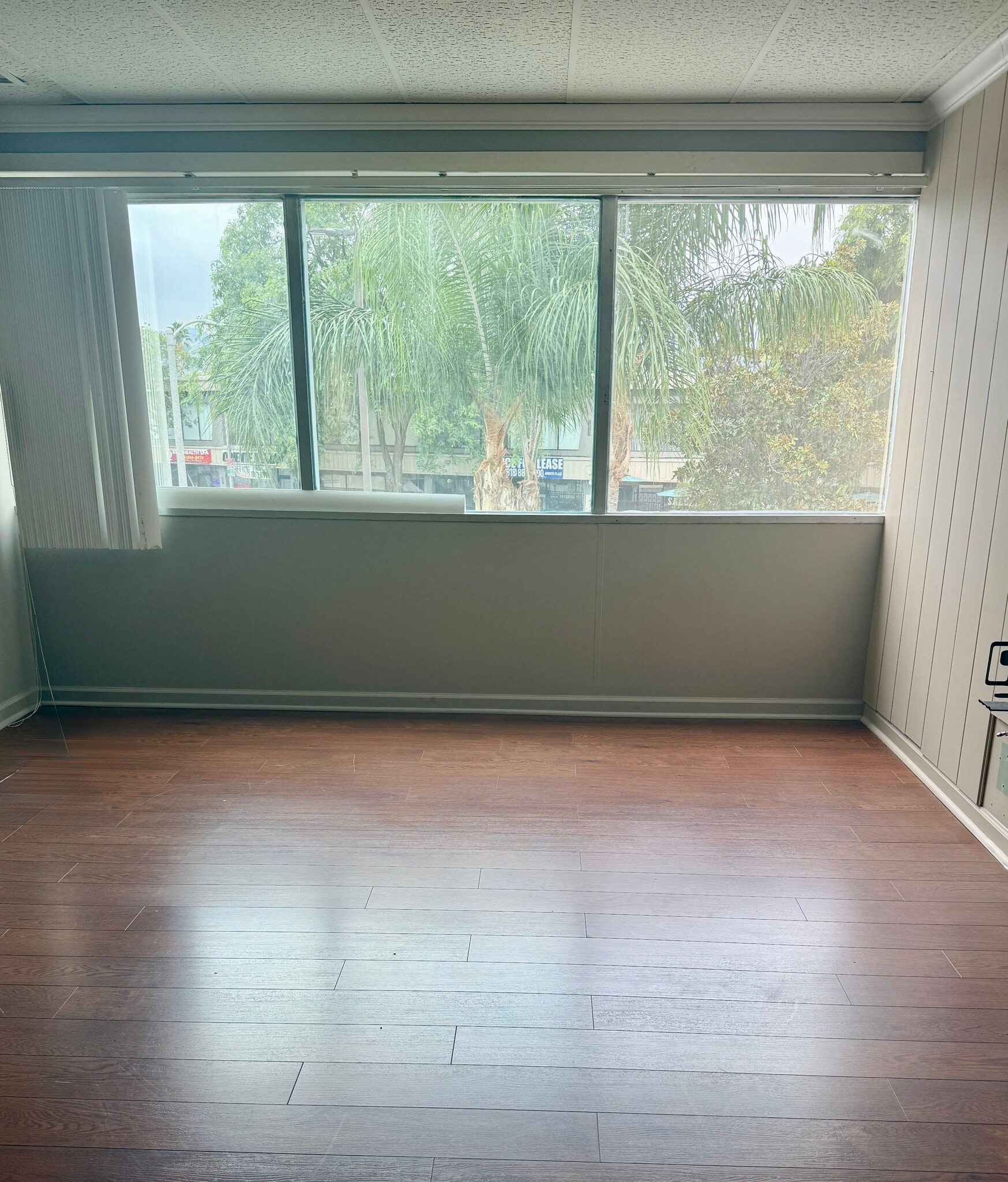 18345 Ventura Blvd, Tarzana, CA for lease Interior Photo- Image 1 of 3