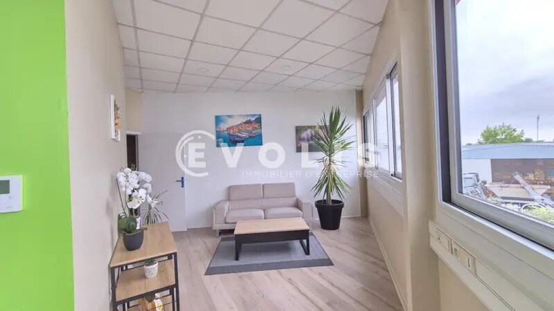 Office in Quincy-Voisins for lease - Interior Photo - Image 2 of 17