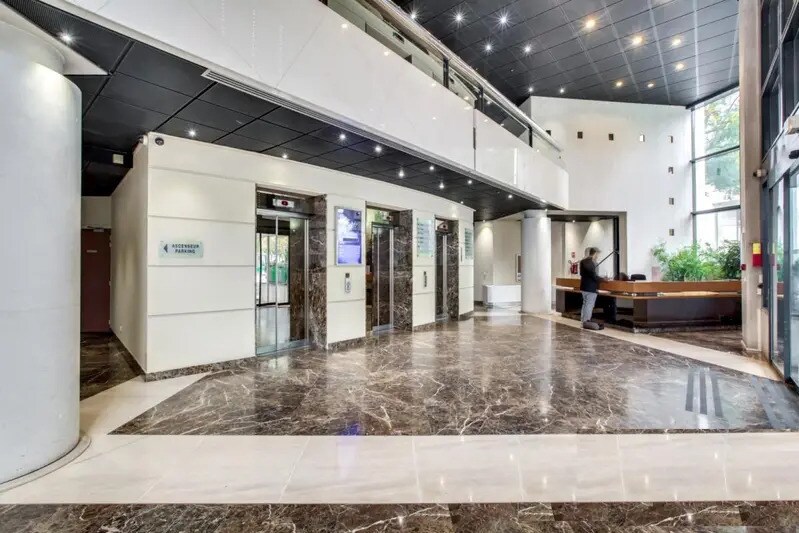 Office in Boulogne-Billancourt for lease - Lobby - Image 3 of 3