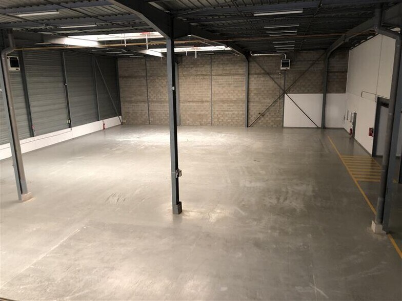 Flex in Goussainville for lease - Building Photo - Image 3 of 8