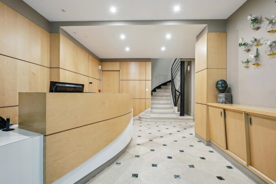 28 Rue De Lisbonne, Paris for sale - Building Photo - Image 3 of 14