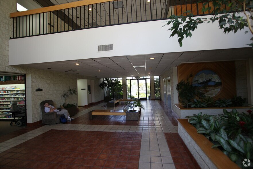 1687 Erringer Rd, Simi Valley, CA à louer - Hall d’entrée - Image 3 de 5